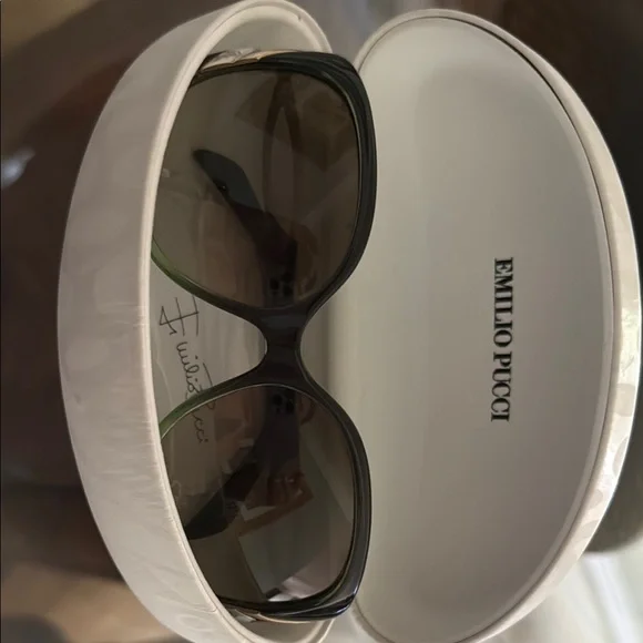 Emilio Pucci Elegant Black Sunglasses - Picture 1 of 3